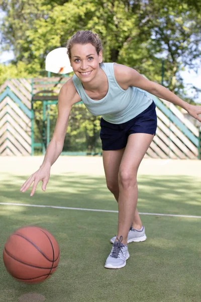 Junge Frau Spielt Basketball Auf Dem Straßenplatz — Stockfoto