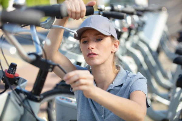 自転車整備士は屋外でタイヤやホイールを修理 — ストック写真