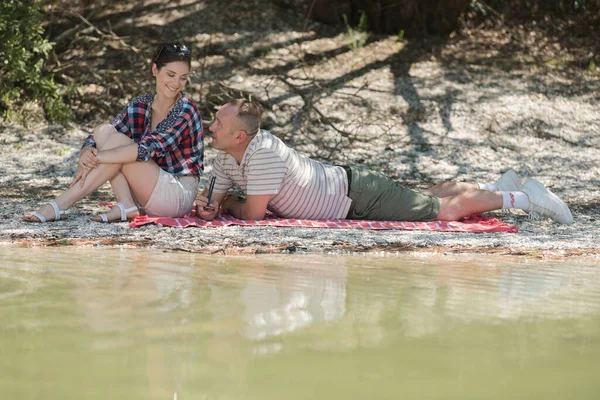 Gelukkige Vrienden Ontspannen Door Een Meer — Stockfoto