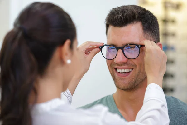 Mężczyzna Potrzebuje Porady Dobierając Odpowiednie Okulary — Zdjęcie stockowe