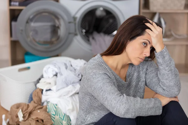 Müde Und Depressive Hausfrau Beim Wäschewaschen — Stockfoto