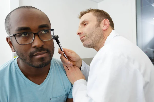 Mužský Lékař Kontrola Pacientů Ucho Pomocí Otoskopu — Stock fotografie