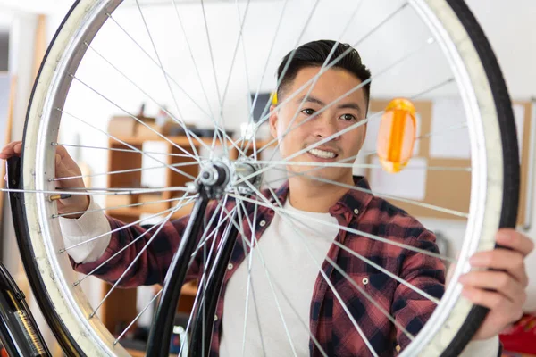 Hombre Feliz Bicicleta Mecánico Reparación Bicicletas —  Fotos de Stock