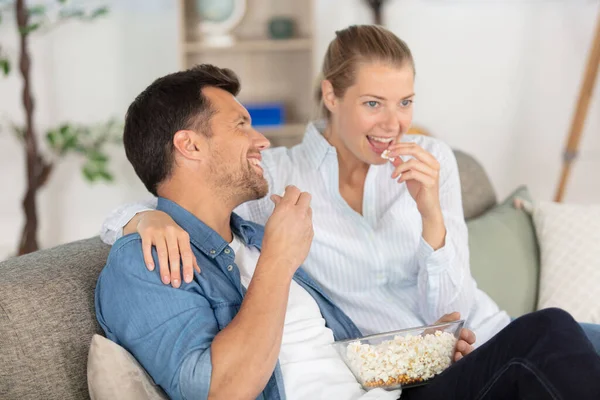 Casal Com Pipocas Sofá Assistindo Filme — Fotografia de Stock