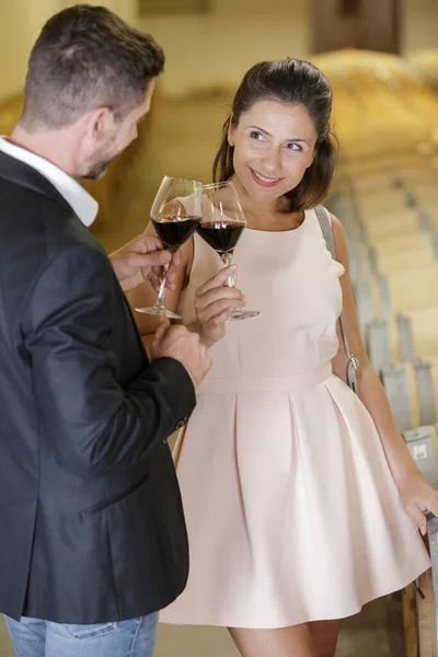 Beau Couple Élégant Griller Avec Des Verres Vin Stockage Vin — Photo