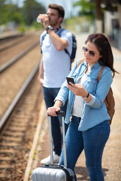 Couple Traveling Waiting Train Platform — Stock Photo, Image