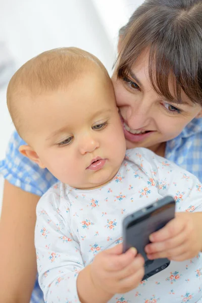 Ett Barn Smartphone — Stockfoto