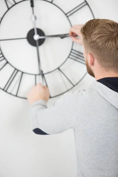 Achteraanzicht Van Mens Instellen Van Wijzers Van Een Klok — Stockfoto