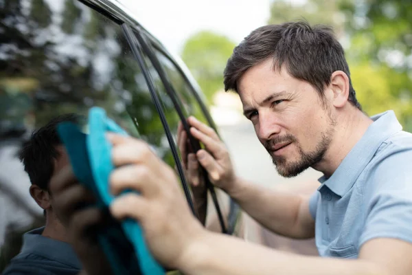 Jongeman Schoonmaken Van Zijn Auto Buiten — Stockfoto