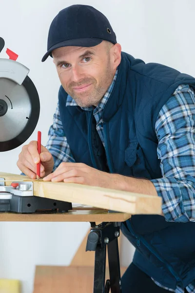 Ambachtelijke Timmerman Markeert Het Snijden Gebied — Stockfoto