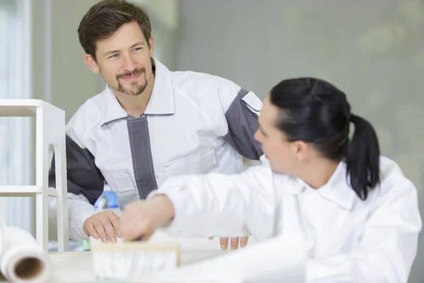 Ein Glücklicher Maler Bei Der Arbeit — Stockfoto