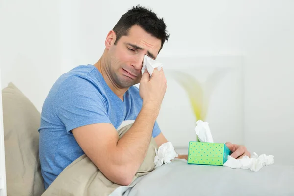 Mann Bett Wischt Tränen Mit Taschentüchern Weg — Stockfoto