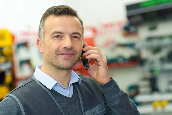Homem Falando Telefone Inteligente Loja — Fotografia de Stock