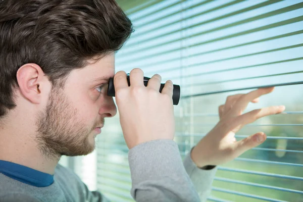 Homem Bonito Com Binóculos Dentro Casa — Fotografia de Stock