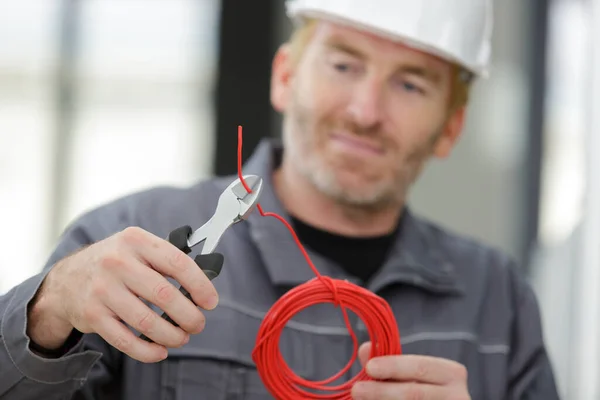 Klusjesman Met Een Rol Kabels — Stockfoto