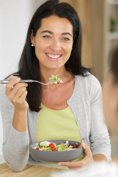Volwassen Vrouw Eten Een Salade Met Een Vriend — Stockfoto