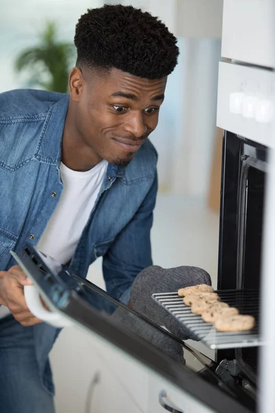 Ung Man Baka Kakor Ugnen Hemma — Stockfoto