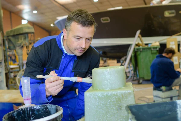 Uomo Sta Lavorando Cantiere Navale — Foto Stock