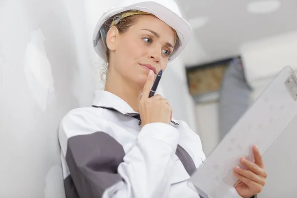 Retrato Una Mujer Constructora Con Portapapeles —  Fotos de Stock