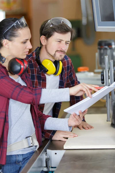 Mann Und Frau Mit Maschine Und Papierkram — Stockfoto