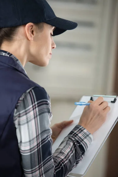 Vista Posteriore Appaltatore Donna Che Scrive Sugli Appunti — Foto Stock