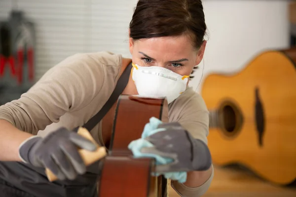 Geigenbauerin Mit Maske Repariert Klassische Gitarre — Stockfoto