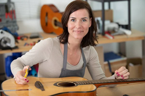 Porträt Einer Frau Mit Gitarre Der Werkstatt — Stockfoto