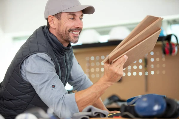 Gelukkig Mannelijk Timmerman Werkplaats — Stockfoto