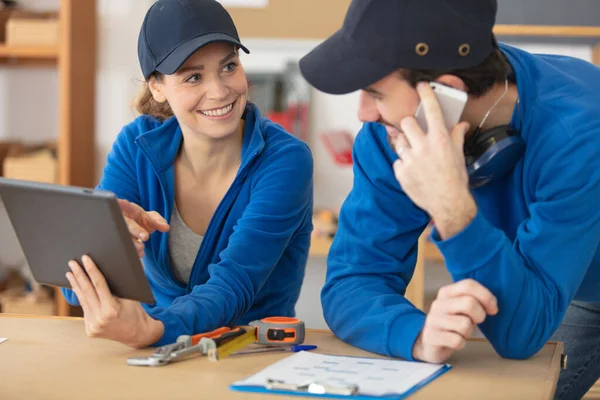 Vrouwelijke Mannelijke Houtbewerkers Die Een Project Controleren — Stockfoto