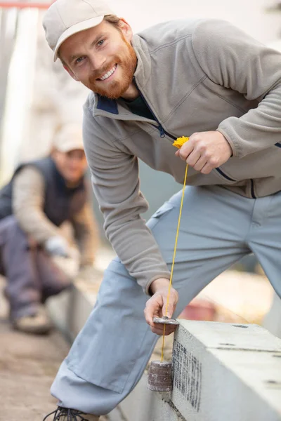 Handlare Som Håller Rörledning Bredvid Betongblock — Stockfoto