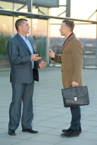 Zakenlieden Gesprek Buiten Werkruimten — Stockfoto