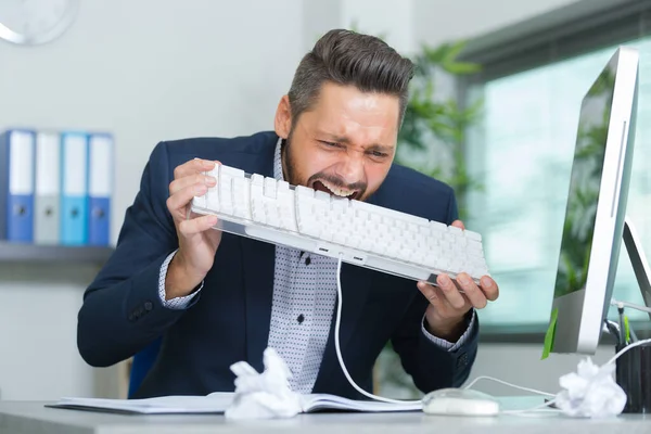 Uomo Mangia Una Tastiera Rabbia — Foto Stock