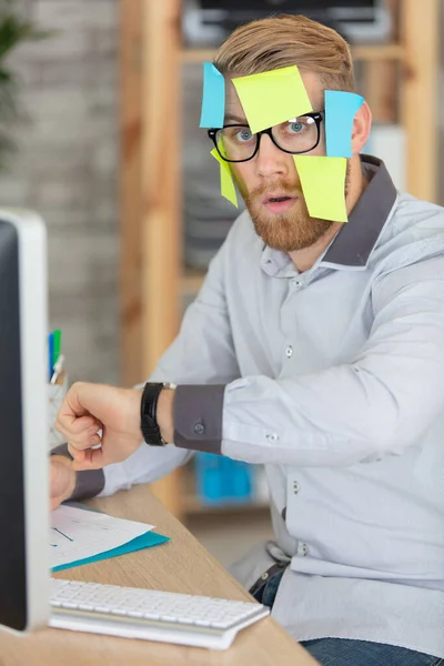 Hombre Negocios Con Notas Adhesivas Cara Que Denotan Demasiado Trabajo — Foto de Stock