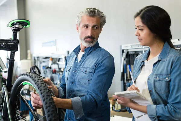 Techniker Reparieren Fahrräder Bei Ladenverkauf — Stockfoto