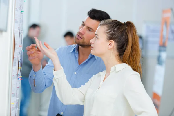 Zakelijke Mensen Vergadering Voor Het Schaven Het Kantoor — Stockfoto