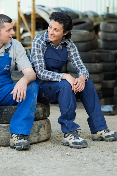 Arbeiter Und Arbeiterinnen Die Eine Pause Machen Saßen Auf Reifen — Stockfoto