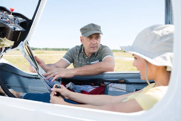 Persone Accanto Piccolo Aereo — Foto Stock