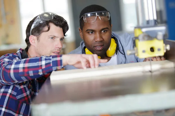 Formation Menuisier Apprenti Homme Utiliser Une Scie Mécanisée — Photo