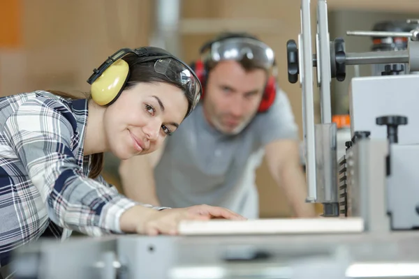 Junge Frau Und Mann Arbeiten Zusammen — Stockfoto