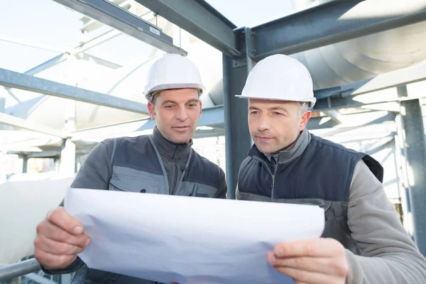 Twee Industriële Ingenieurs Aan Het Werk — Stockfoto