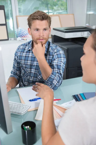 Ontwerper Zat Achter Bureau Gesprek Met Vrouwelijke Klant — Stockfoto