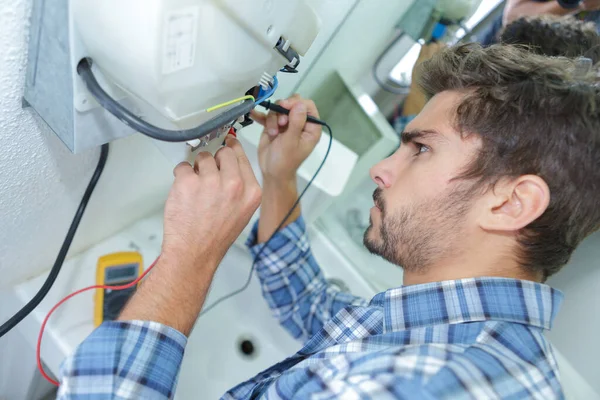 Comerciante Fixação Problema Elétrico Com Secador Mão — Fotografia de Stock