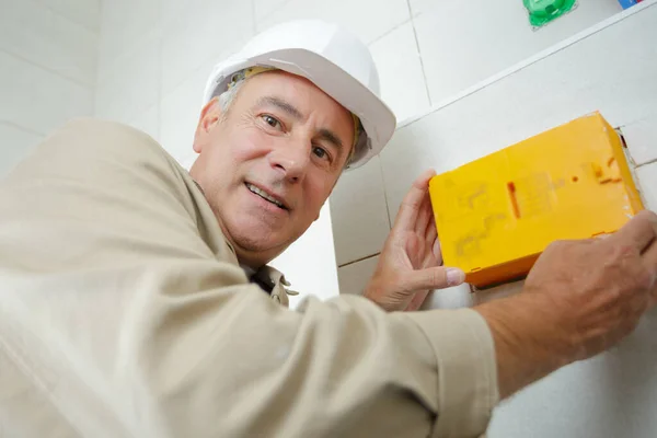 Ingenieur Mit Weißem Helm Installiert Schaltkasten — Stockfoto