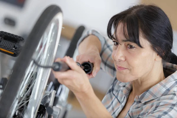 Frau Pumpt Reifen Ihres Fahrrads Auf — Stockfoto