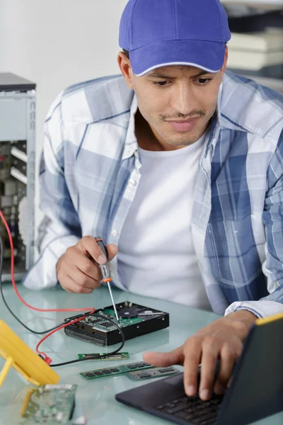 Computer Repairman Specialist Repairing Computer Desktop — Stock Photo, Image