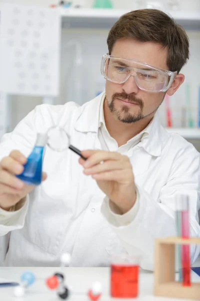 Beaux Chimistes Hommes Vérifiant Virus Dans Salle Laboratoire Sciences Hospitalières — Photo