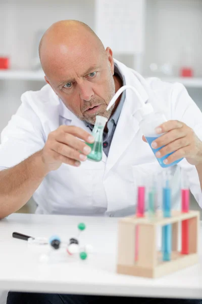 Chemist Man Use Micro Pipette Transfer Liquid — Stock Photo, Image