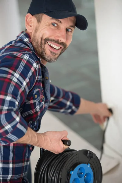 Šťastný Muž Drží Elektrickou Zástrčku Dlouhý Kabel — Stock fotografie