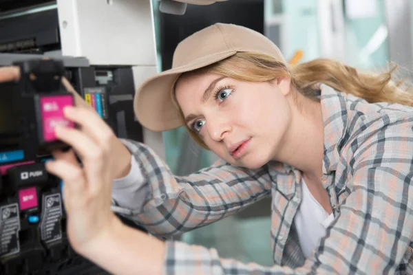 Kvinna Sätta Uppsättning Bläck Plotter Utskrift Kontor — Stockfoto