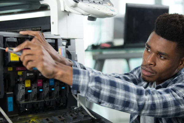 Technicien Utilisant Une Tablette Pour Réparer Une Imprimante — Photo